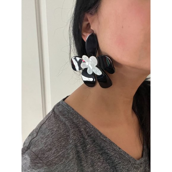 Pair Big Black white flower earrings huge acrylic earring large huge - Picture 6 of 6